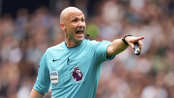 Việc một trọng tài sinh ra ở Manchester như Anthony Taylor cầm còi trận MU vs Liverpool khiến fan Lữ đoàn đỏ bức xúc