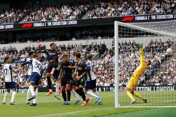 Gabriel đánh đầu ghi bàn thắng duy nhất ở trận Tottenham vs Arsenal